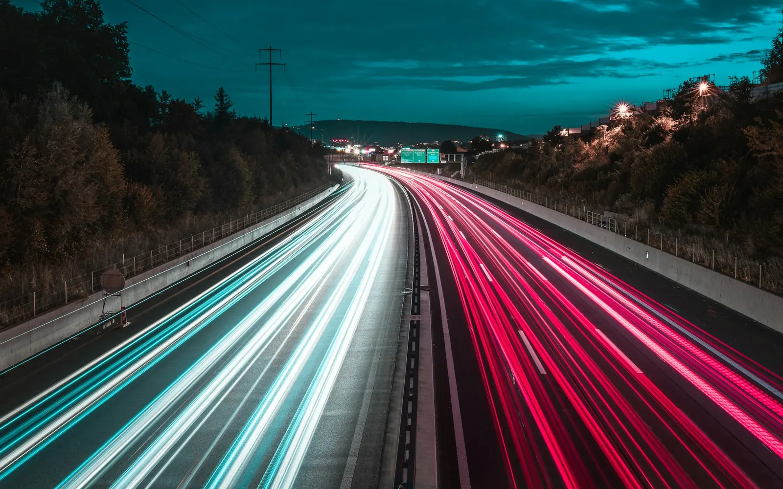 Autoroute de nuit avec filés de phares, trajets retour à vide des véhicules de transport