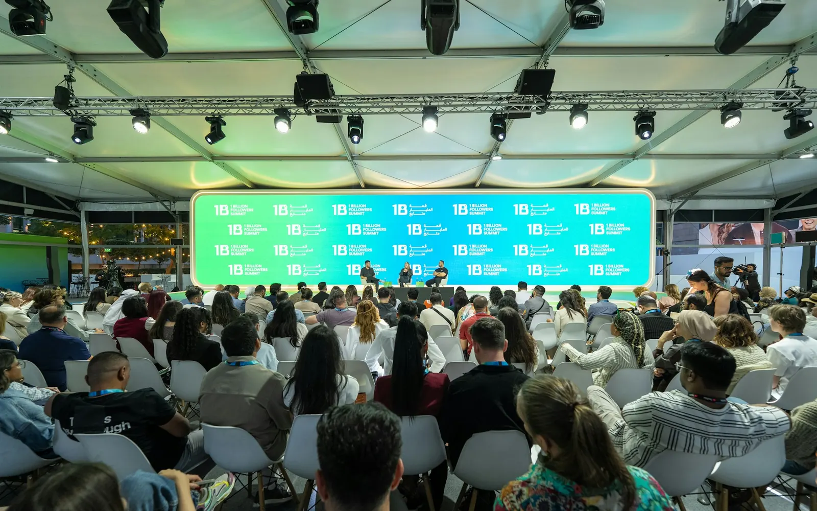 Grande salle de congrès pleine, événement nécessitant un transport de groupe sur devis