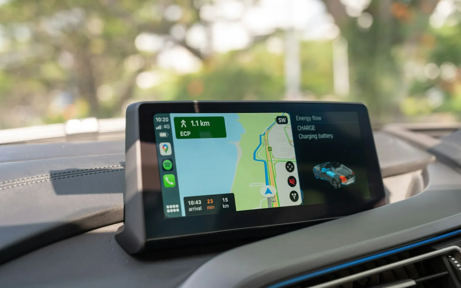 Écran de navigation embarqué affichant l'itinéraire, base de la distance pour calculer le prix d'une course VTC