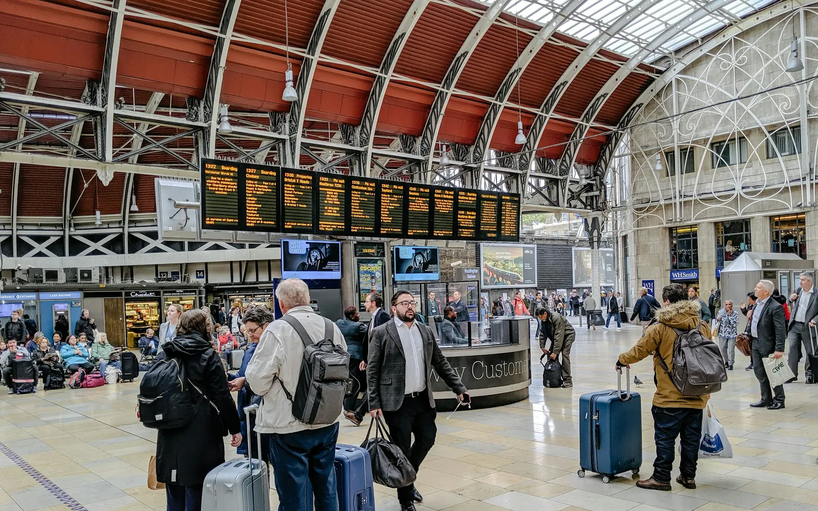 Grande gare avec voyageurs et valises, point de rendez-vous pour un accueil voyageurs en gare