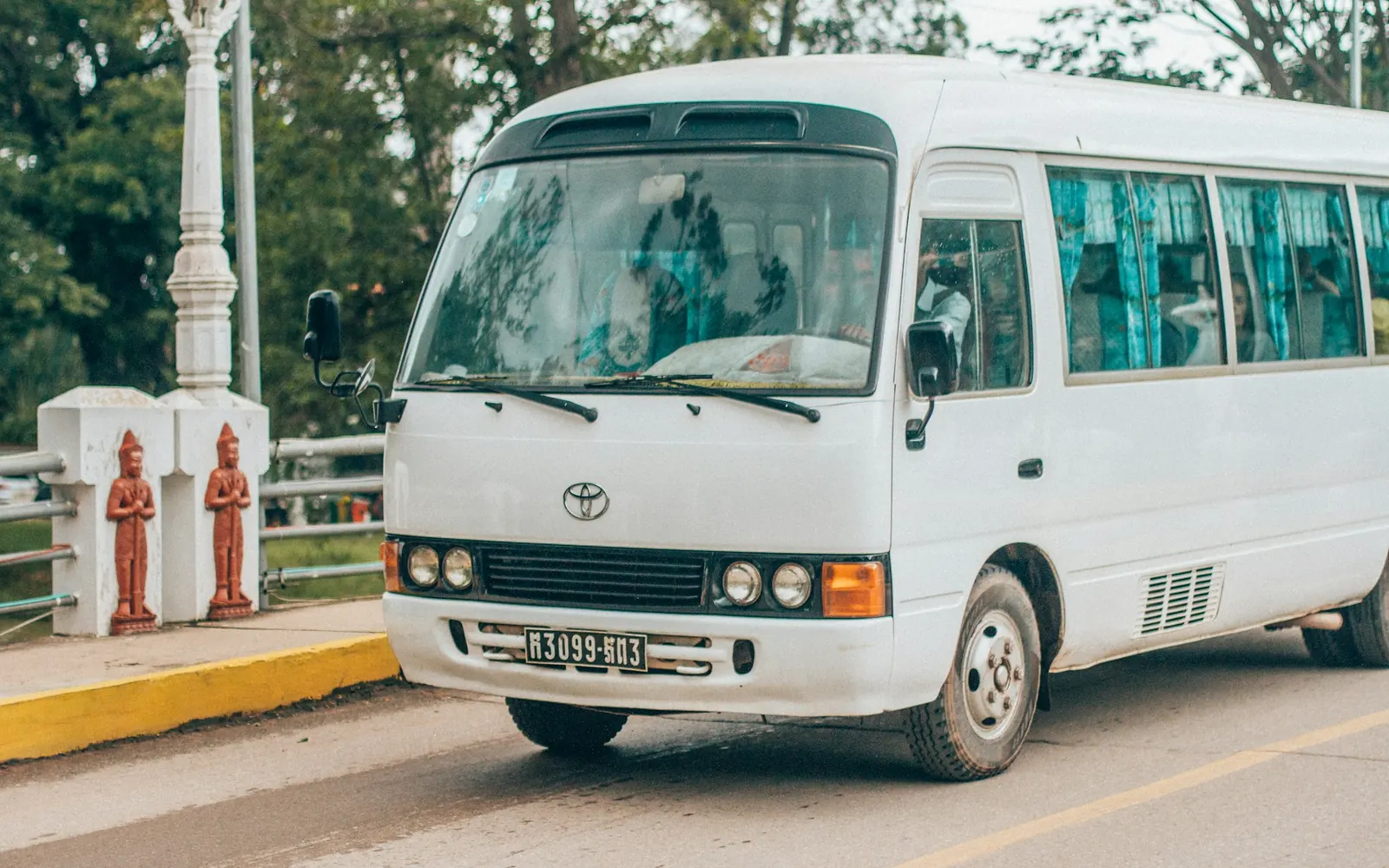 Minibus blanc vu de face, utilisé pour une navette régulière privée d’hôtel ou d’entreprise