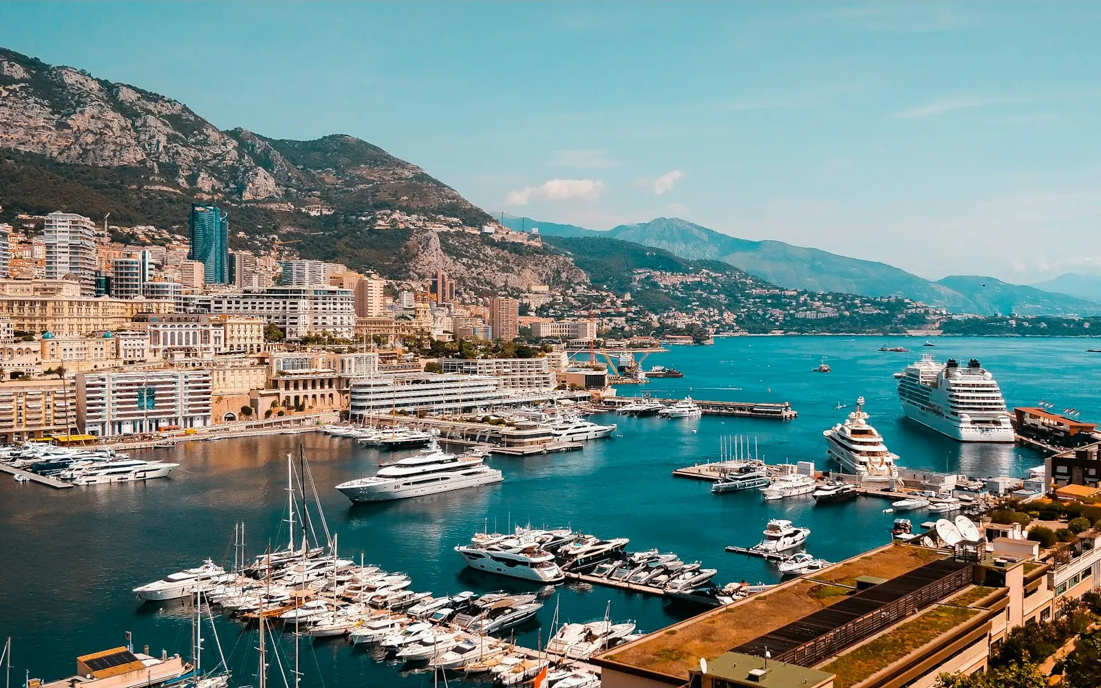 Port de Monaco vu d’en haut, étape d’une excursion en transport touristique avec chauffeur