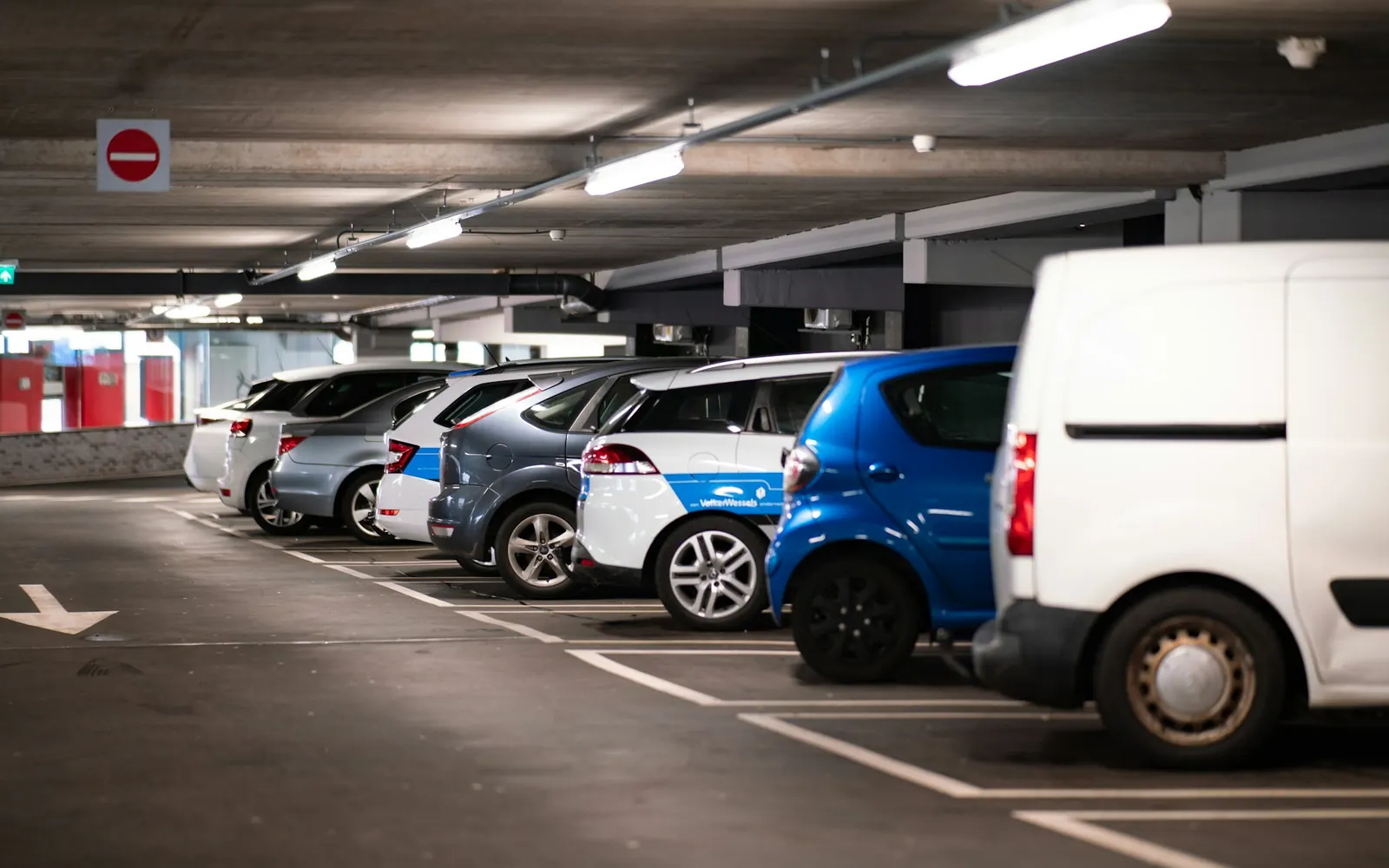 Véhicules de transport de personnes alignés dans un parking couvert