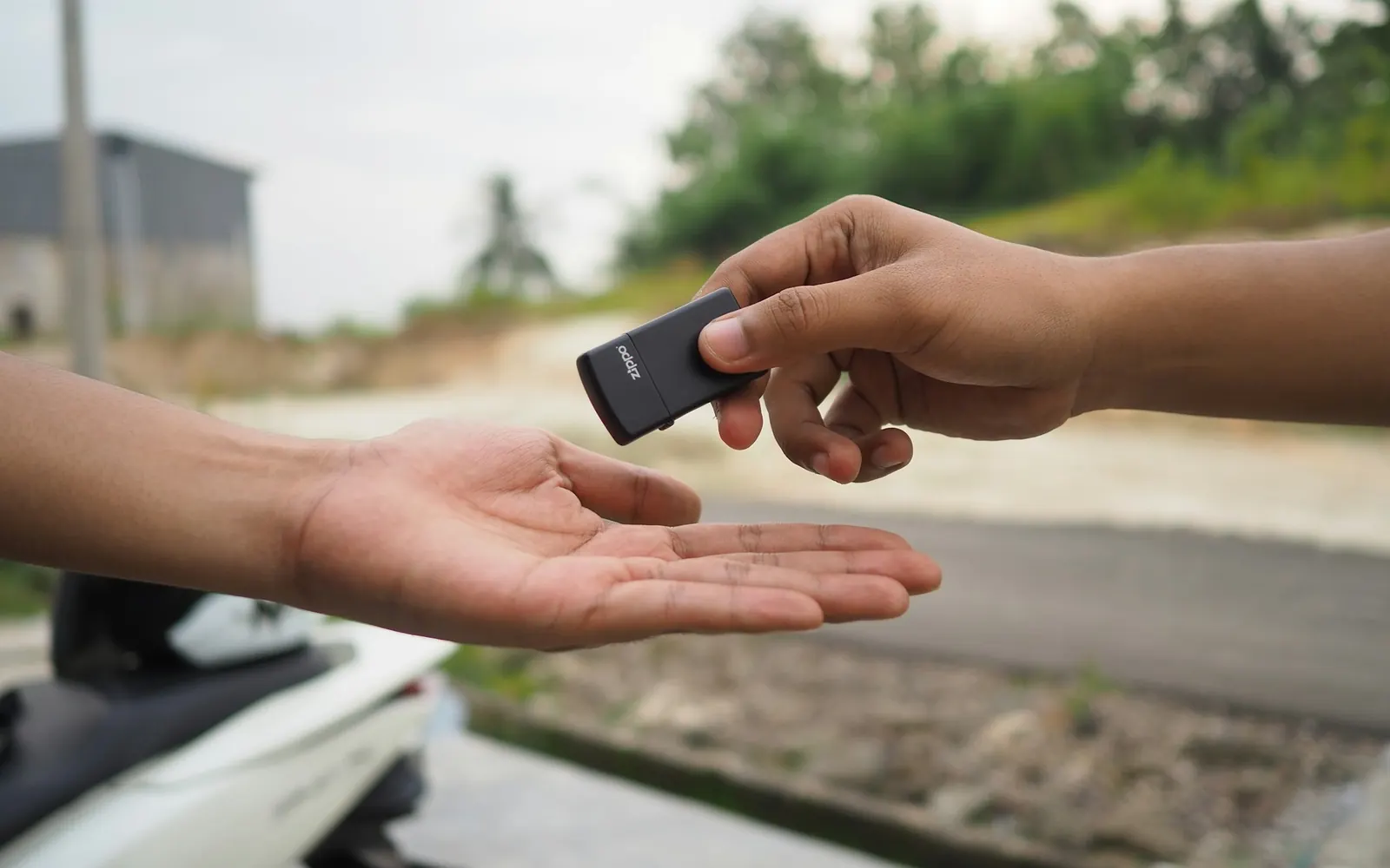 Remise des clés d'une voiture, au moment de s'équiper du véhicule pour créer son entreprise VTC