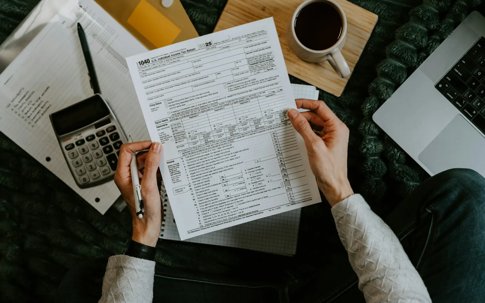 Personne remplissant un document fiscal, vérification de la TVA d’une entreprise de transport de personnes