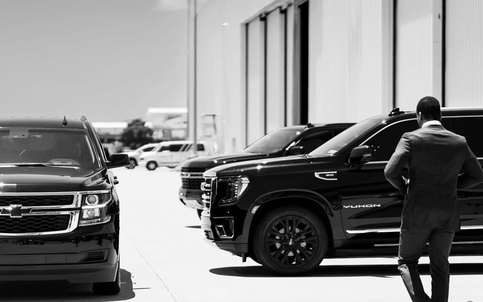 SUV noirs garés côte à côte, véhicules d'un partenaire de transport
