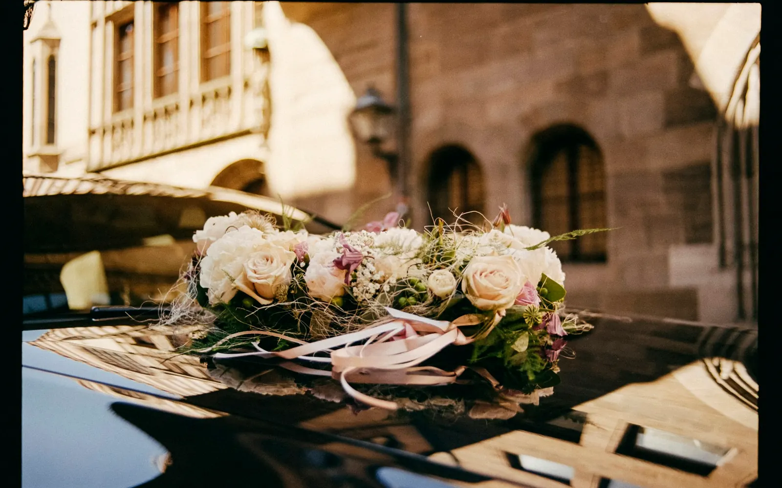 Voiture décorée de fleurs pour le transport des mariés et des invités d’un mariage