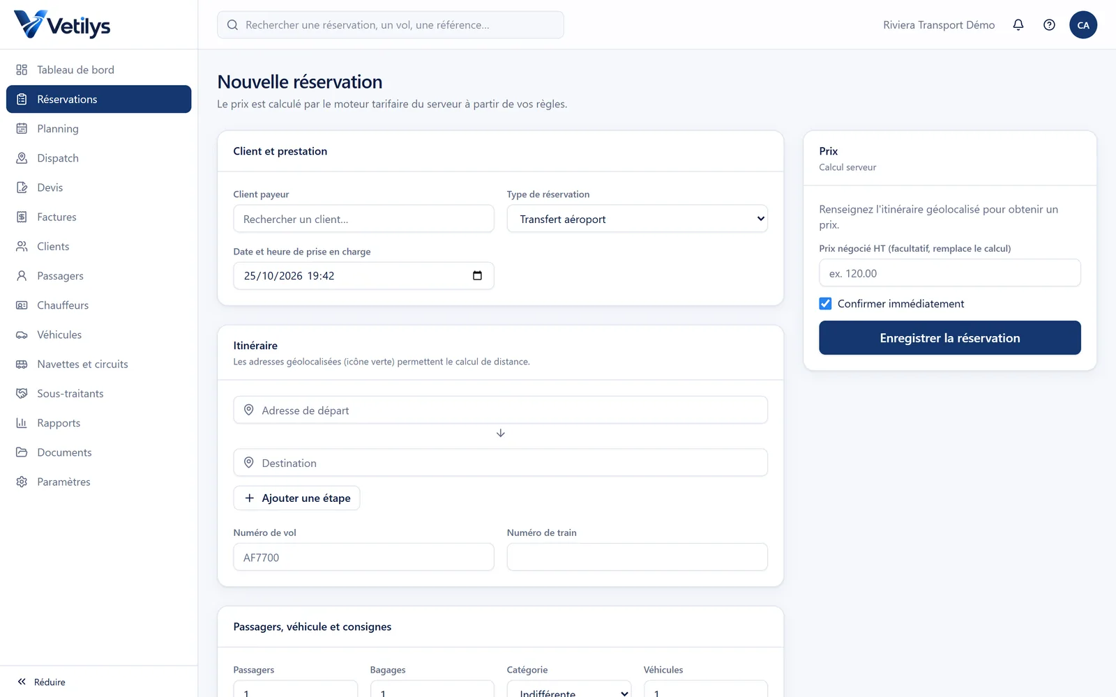 Le formulaire de nouvelle réservation : client, transfert aéroport, itinéraire, numéro de vol et encart du prix calculé par le serveur (exemple de démonstration).